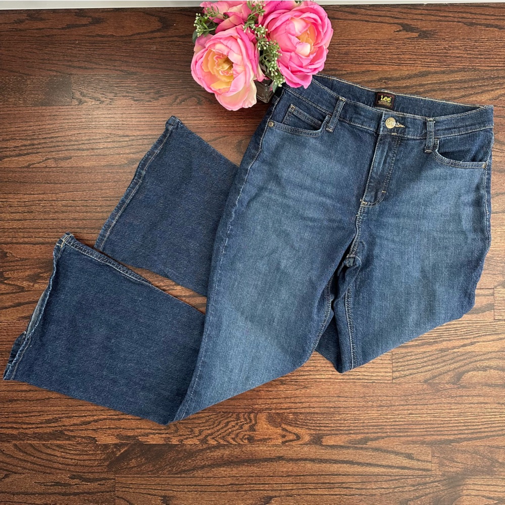Lee Legendary Mid Rise Flare Jean, size 10S - Picture 2 of 6
